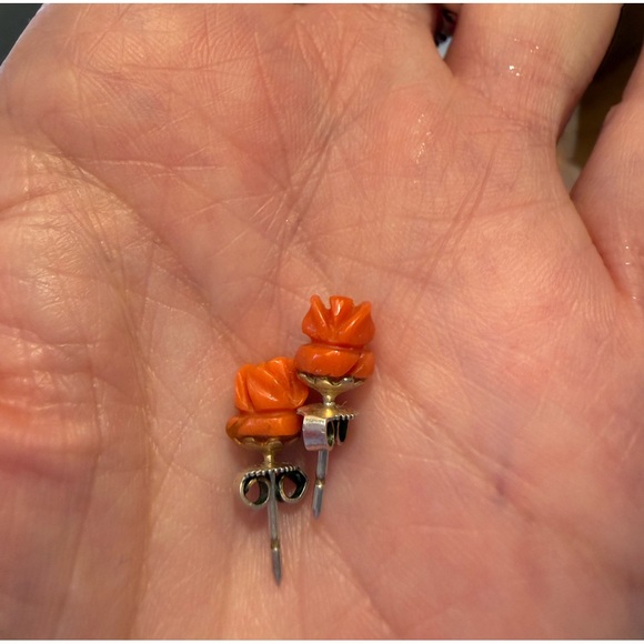 VINTAGE 1970s Italian Coral Carved Flower Earrings - Picture 3 of 3